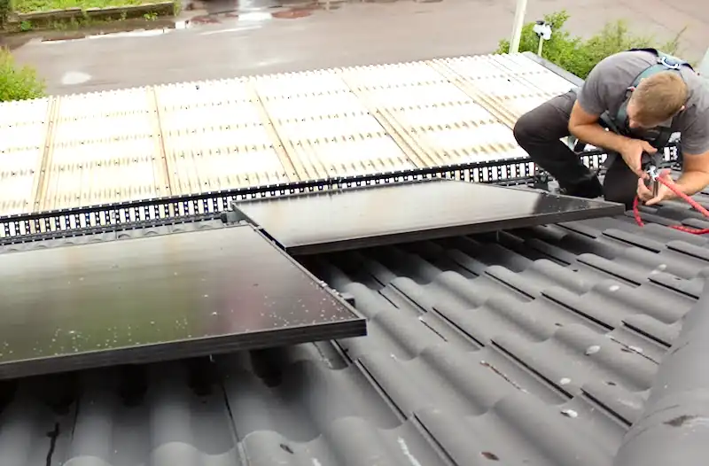 Besiktning av solceller monterade ovan ett villatak.